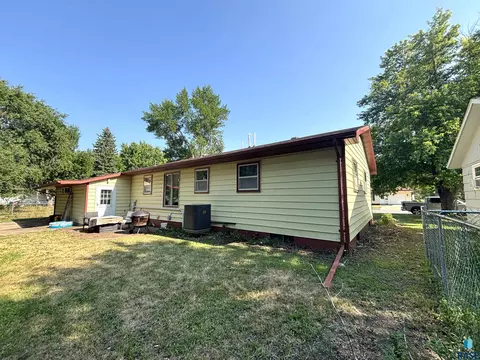 Exterior - 321 E 8th St, Miller, SD 57362 photo 6 of 13