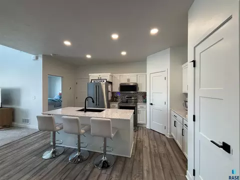 Kitchen - 6902 E Brooks Edge Pl, Sioux Falls, SD 57110 photo 2 of 5