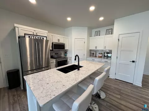 Kitchen - 6902 E Brooks Edge Pl, Sioux Falls, SD 57110 photo 3 of 5