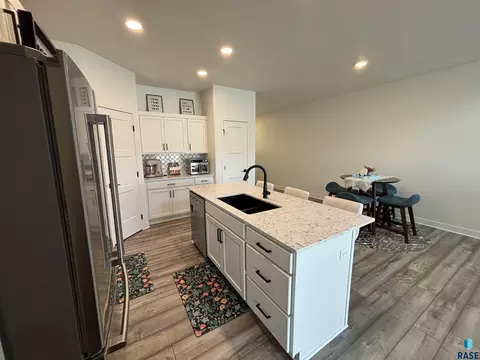 Kitchen - 6902 E Brooks Edge Pl, Sioux Falls, SD 57110 photo 5 of 5