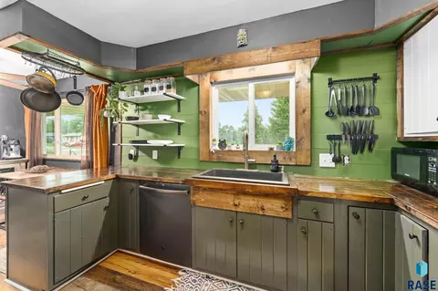 Kitchen - 1024 3rd St, Garretson, SD 57030 photo 4 of 5