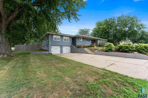 Exterior - 1024 3rd St, Garretson, SD 57030 photo 7 of 7