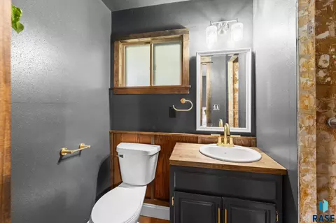 Bath - 1024 3rd St, Garretson, SD 57030 photo 1 of 3