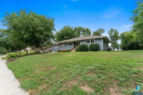 Exterior - 1024 3rd St, Garretson, SD 57030 photo 3 of 7