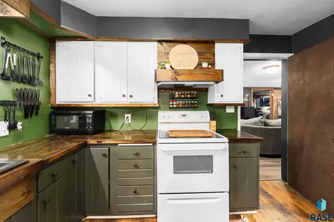 Kitchen - 1024 3rd St, Garretson, SD 57030 photo 3 of 5
