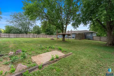 Exterior - 1024 3rd St, Garretson, SD 57030 photo 6 of 7