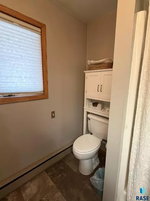 Bath - 154 W Juniper St, Menno, SD 57045 photo 3 of 6