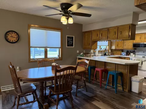 Dining - 154 W Juniper St, Menno, SD 57045 photo 2 of 3