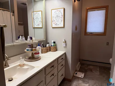 Bath - 154 W Juniper St, Menno, SD 57045 photo 1 of 6