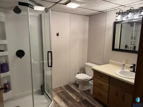 Bath - 154 W Juniper St, Menno, SD 57045 photo 5 of 6