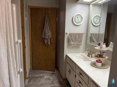 Bath - 154 W Juniper St, Menno, SD 57045 photo 4 of 6