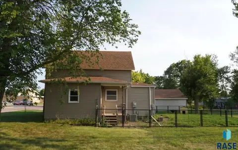Exterior - 401 W Washington St, Howard, SD 57349 photo 2 of 2