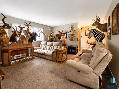 Living - 2905 E Klondike Trl, Sioux Falls, SD 57103 photo 3 of 4
