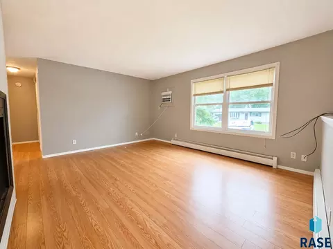 Living - 2905 E Klondike Trl, Sioux Falls, SD 57103 photo 2 of 4