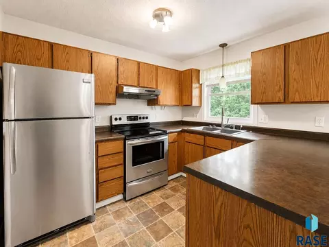 Kitchen - 2905 E Klondike Trl, Sioux Falls, SD 57103 photo 2 of 4