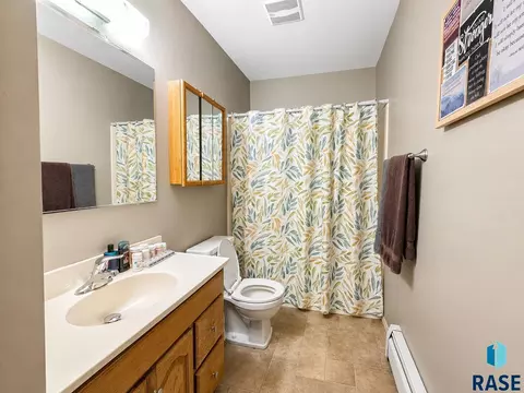Bath - 2905 E Klondike Trl, Sioux Falls, SD 57103 photo 2 of 2