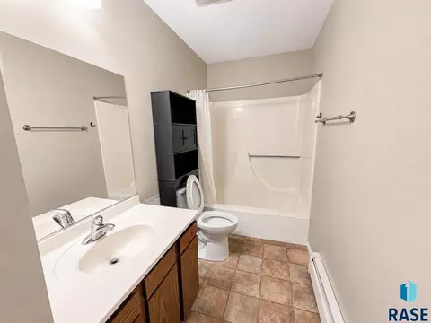 Bath - 2905 E Klondike Trl, Sioux Falls, SD 57103 photo 1 of 2