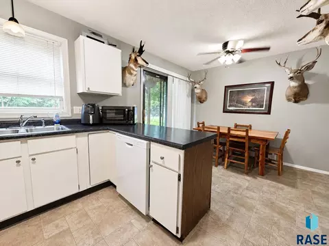 Kitchen - 2905 E Klondike Trl, Sioux Falls, SD 57103 photo 4 of 4