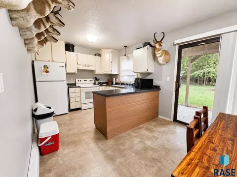 Kitchen - 2905 E Klondike Trl, Sioux Falls, SD 57103 photo 3 of 4