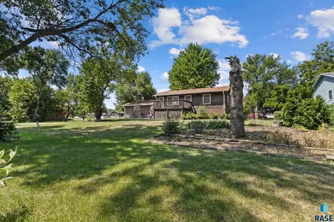 Exterior - 908 Union Ave N, Madison, SD 57042 photo 5 of 6