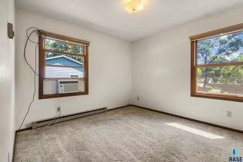 Bedroom - 908 Union Ave N, Madison, SD 57042 photo 1 of 4