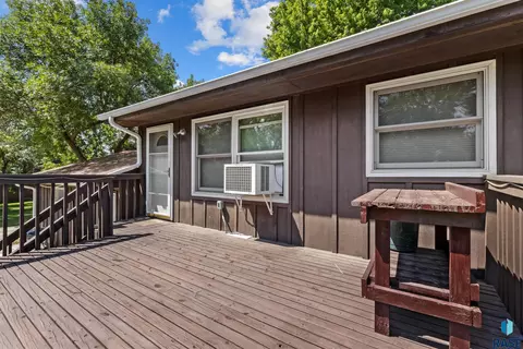 Exterior - 908 Union Ave N, Madison, SD 57042 photo 2 of 6