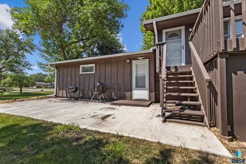 Exterior - 908 Union Ave N, Madison, SD 57042 photo 3 of 6