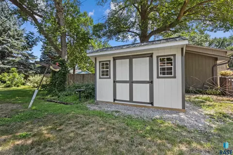 Exterior - 908 Union Ave N, Madison, SD 57042 photo 4 of 6
