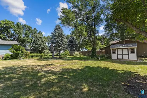 Exterior - 908 Union Ave N, Madison, SD 57042 photo 6 of 6