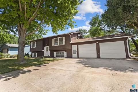 Exterior - 908 Union Ave N, Madison, SD 57042 photo 1 of 6