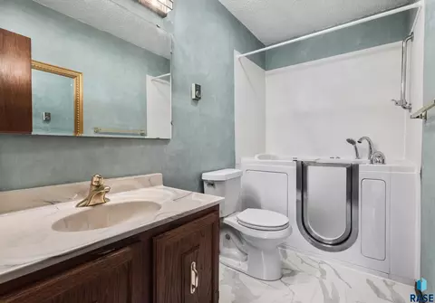 Bath - 908 Union Ave N, Madison, SD 57042 photo 1 of 3
