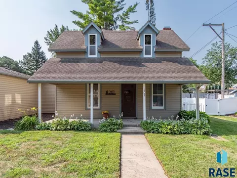 Exterior - 207 E 30th St, Sioux Falls, SD 57105 photo 2 of 9