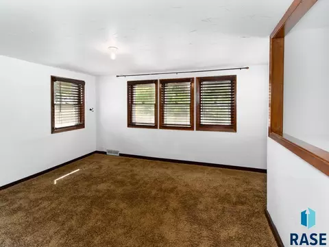 Living - 207 E 30th St, Sioux Falls, SD 57105 photo 3 of 4