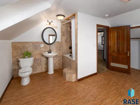 Bath - 207 E 30th St, Sioux Falls, SD 57105 photo 2 of 3