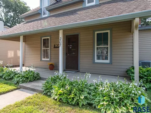 Exterior - 207 E 30th St, Sioux Falls, SD 57105 photo 3 of 9