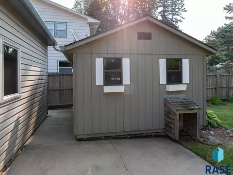 Exterior - 207 E 30th St, Sioux Falls, SD 57105 photo 8 of 9
