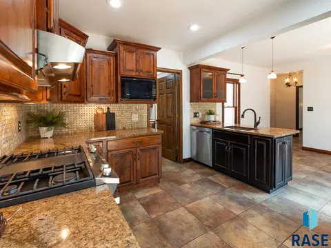 Kitchen - 207 E 30th St, Sioux Falls, SD 57105 photo 2 of 2