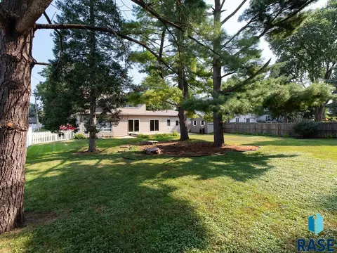 Exterior - 207 E 30th St, Sioux Falls, SD 57105 photo 6 of 9