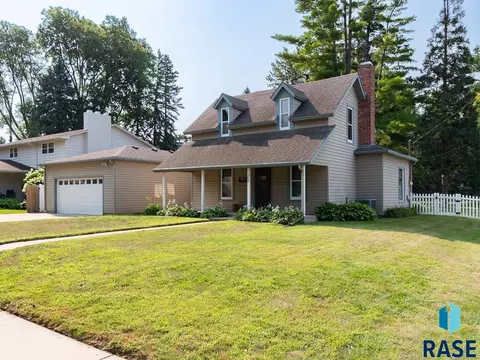 Exterior - 207 E 30th St, Sioux Falls, SD 57105 photo 4 of 9