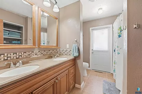 Bath - 1109 4th St, Garretson, SD 57030 photo 1 of 2