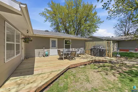 Exterior - 1109 4th St, Garretson, SD 57030 photo 5 of 6