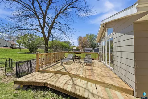 Exterior - 1109 4th St, Garretson, SD 57030 photo 4 of 6