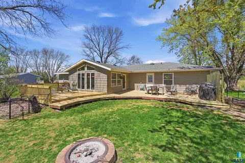 Exterior - 1109 4th St, Garretson, SD 57030 photo 2 of 6