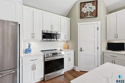 Kitchen - 2645 Park Pl, Tea, SD 57064 photo 3 of 4