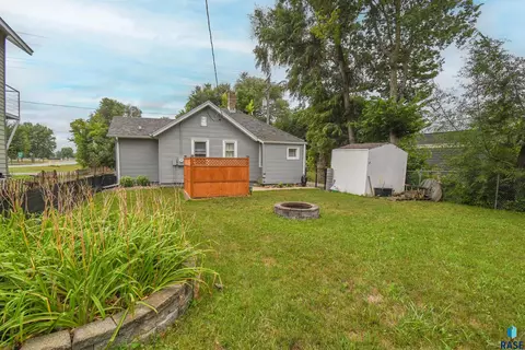 Exterior - 610 E 3rd St, Dell Rapids, SD 57022 photo 6 of 9