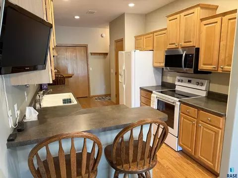 Kitchen - 5502 S Sandra Dr, Sioux Falls, SD 57108 photo 2 of 4