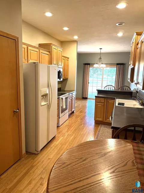 Kitchen - 5502 S Sandra Dr, Sioux Falls, SD 57108 photo 3 of 4