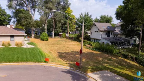 212 E 34th St, Sioux Falls, SD 57105 photo 2
