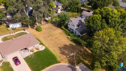 212 E 34th St, Sioux Falls, SD 57105 photo 3