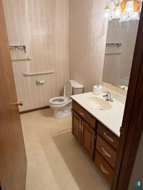 Bath - 308 E Wagner St, Marion, SD 57043 photo 1 of 7